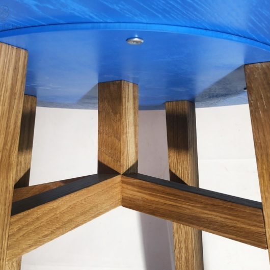 Стол обеденный из массива дерева с синим основаниям и деревянными ножками- Woodkivi
