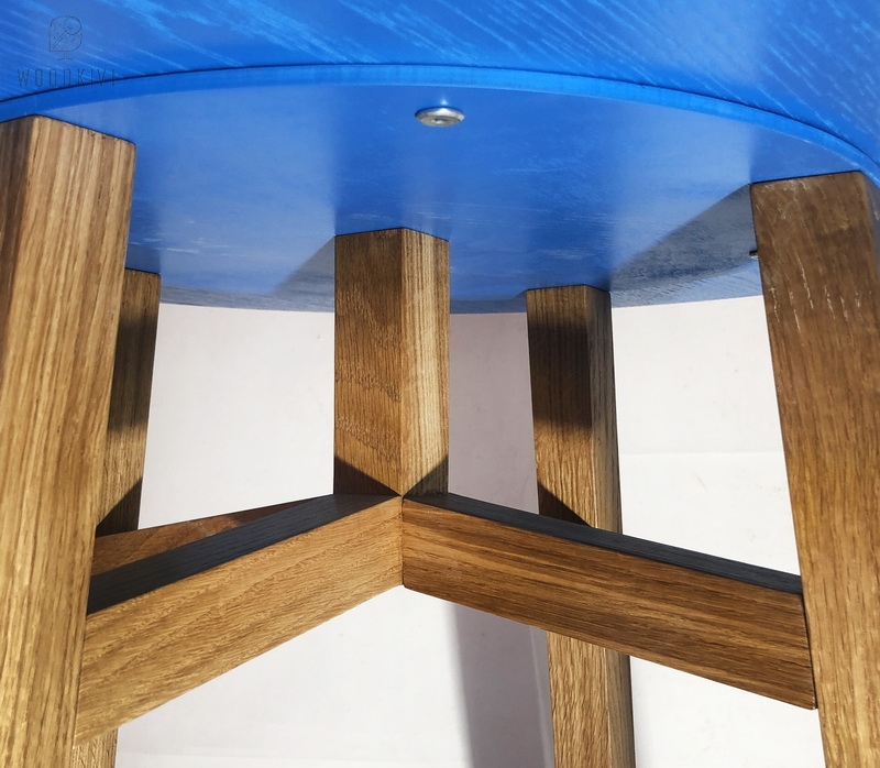 Стол обеденный из массива дерева с синим основаниям и деревянными ножками- Woodkivi