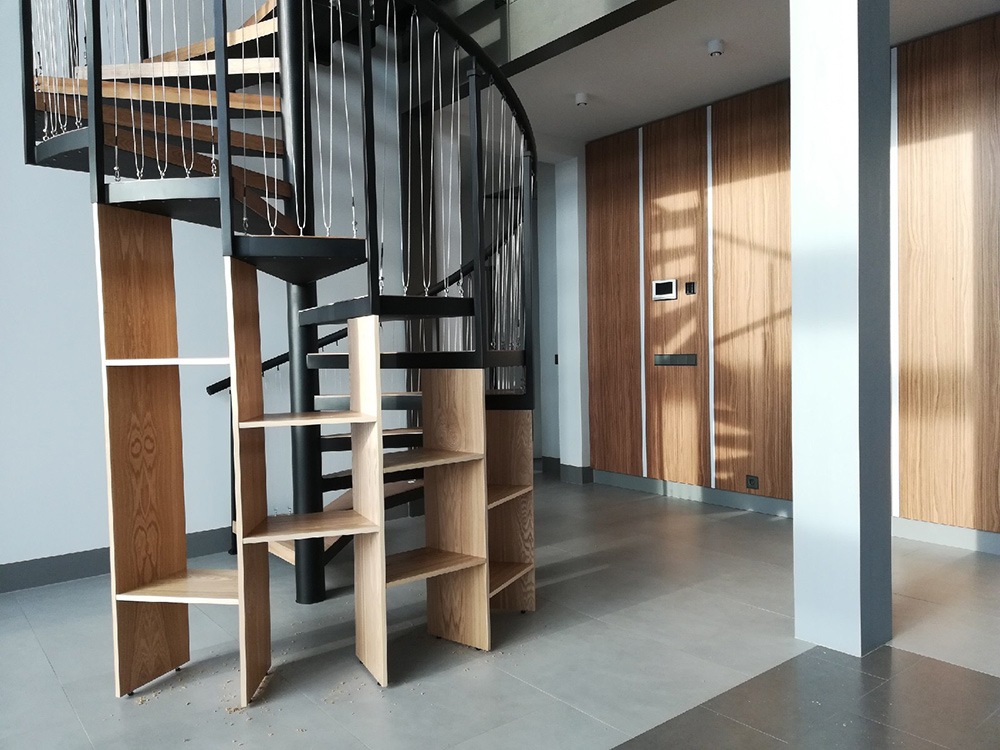 Стеллаж - винтовая лестница в стиле лофт из дерева и металла
