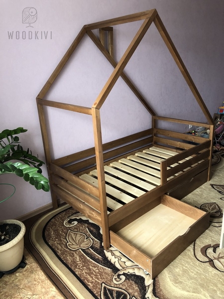 Детская кроватка с выдвижными ящиками из массива дерева