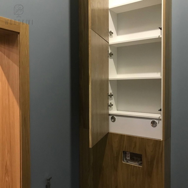 Шкаф из натурального дерева в ванную комнату со скрытыми полками и доступом к коммуникациям