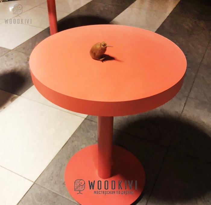 столок из дерева с красной эмалью