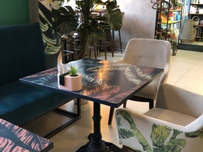 Стол со столешницей из дерева с уф печатью на круглом подстолье для кафе Flowers Coffee - Мастерская Woodkivi