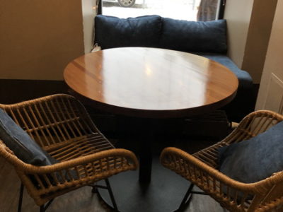 Круглый столик из дерева для кофейни Central Coffee