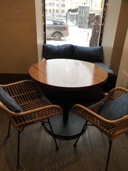 Круглый столик из дерева для кофейни Central Coffee