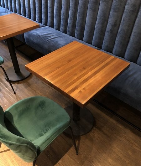 Столик с круглым металлическим подстольем из дерева для кафе Central Coffee