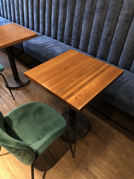Столик с круглым металлическим подстольем из дерева для кафе Central Coffee