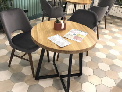 Круглый стол со столешницей из дерева для кафе Clear Barn- Мебель из дерева для баров и кафе на заказ