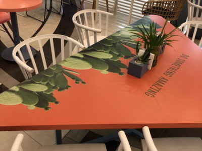 Столешницы из массива дерева с декоративной печатью для кафе Clear Barn - Мебель для ресторанов и кафе с индивидуальным принтом - Woodkivi