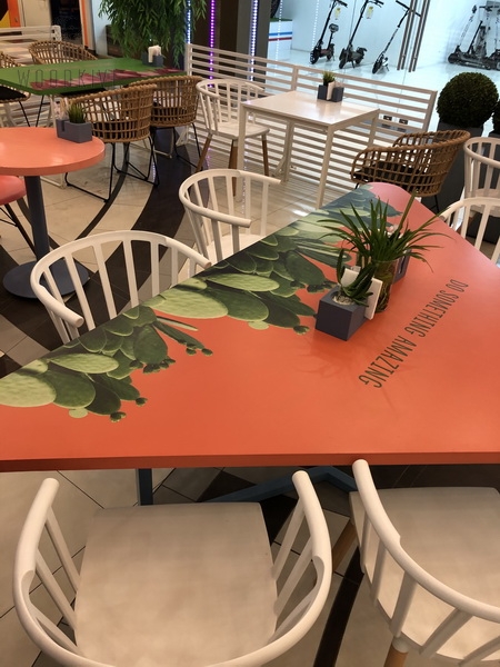 Столешницы из массива дерева с декоративной печатью для кафе Clear Barn - Мебель для ресторанов и кафе с индивидуальным принтом - Woodkivi