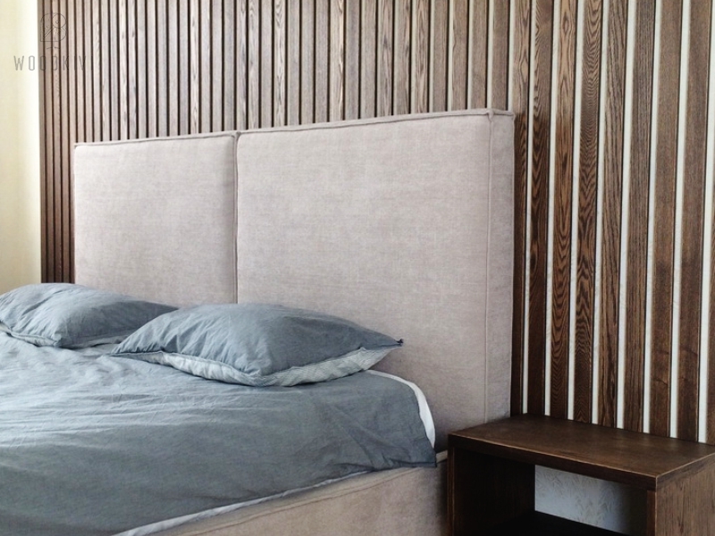 рейки в интерьере на стене в спальне деревянные