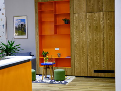 Встроенный в мебель из массива яркий стеллаж оранжевого цвета с открытыми полками - изготовление на заказ в Екатеринбурге