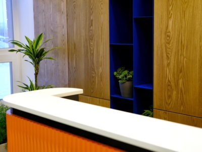 Ресепшн для офиса управляющей компании из натурального дерева на заказ по индивидуальному проекту - Woodkivi