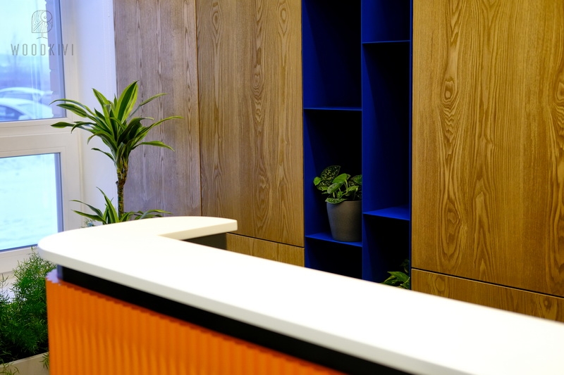 Ресепшн для офиса управляющей компании из натурального дерева на заказ по индивидуальному проекту - Woodkivi