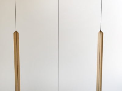 Шкаф в гардеробную с белыми фасадами и интегрированными ручками из шпона ясеня- Woodkivi