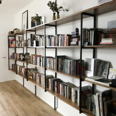 Открытый стеллаж для книг из металла и шпона по индивидуальному проекту - Woodkivi