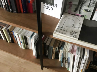Открытый стеллаж для книг из металла и шпона по индивидуальному проекту с полочками из мдф - Woodkivi
