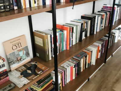 Открытый стеллаж для книг из металла и шпона на заказ - Woodkivi