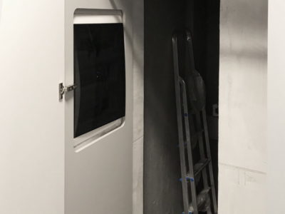 Влагостойкий гардеробный шкаф со складной дверцей для бани на заказ - Woodkivi