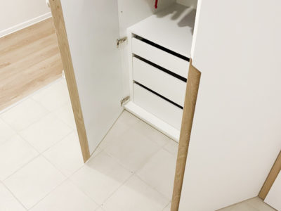 Встроенный гардеробный шкаф с полками и ящиками - Woodkivi
