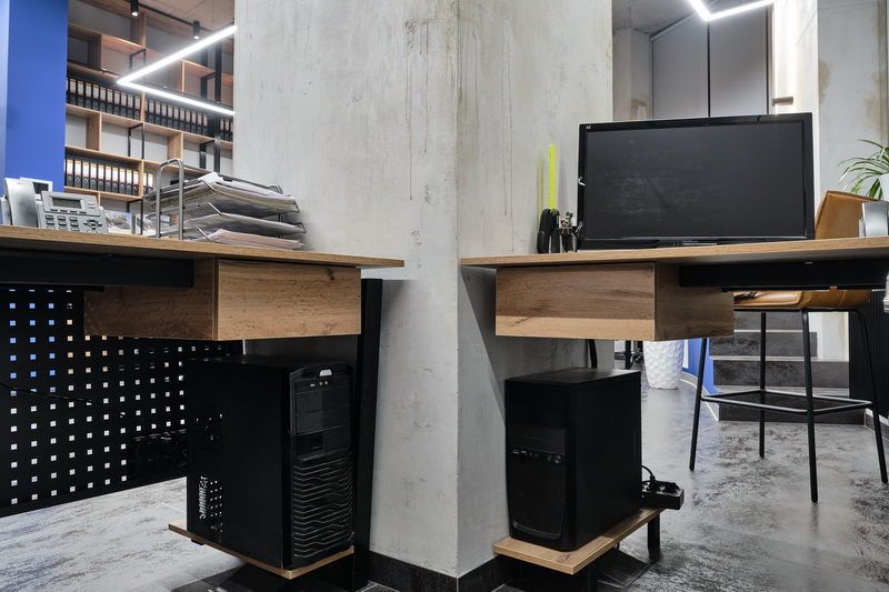 Стол рабочий офисный со съемной подставкой под системный блок
