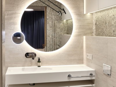 Шкафы из влагостойкого материала с подсветкой навесные для ванной  - проект ЖК Макаровский