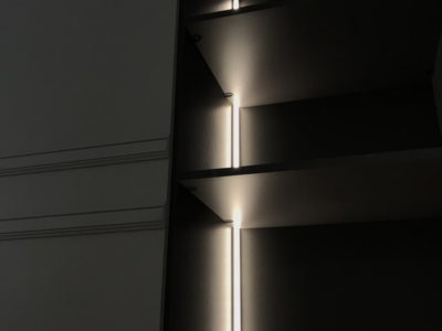 Скрытый шкаф со внутренней подсветкой для кухни-гостиной