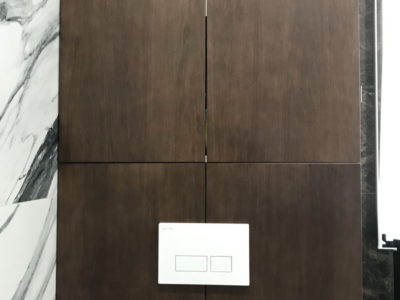 Встроенный шкаф над инсталляцией для ванной с розетками на заказ - Woodkivi