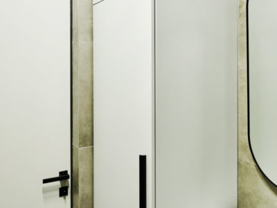 Шкаф для ванной белый с длинной черной металлической ручкой - Woodkivi
