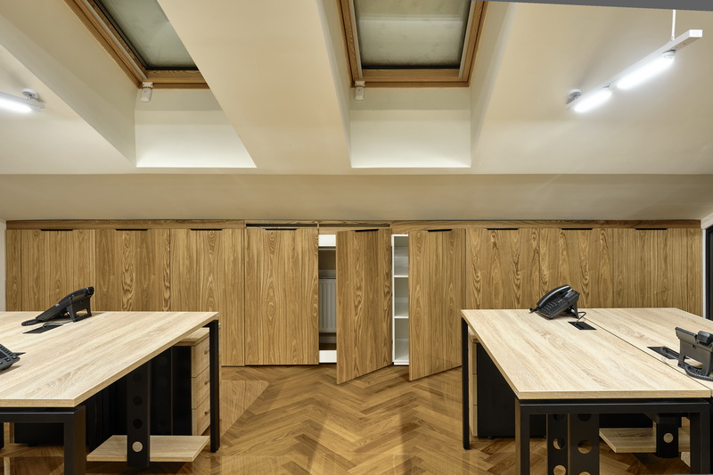 Офисные столы из массива дерева и длинным стеллажем - Woodkivi