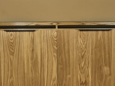 Офисные столы из массива дерева и длинным стеллажом с металлическими ручками- Woodkivi
