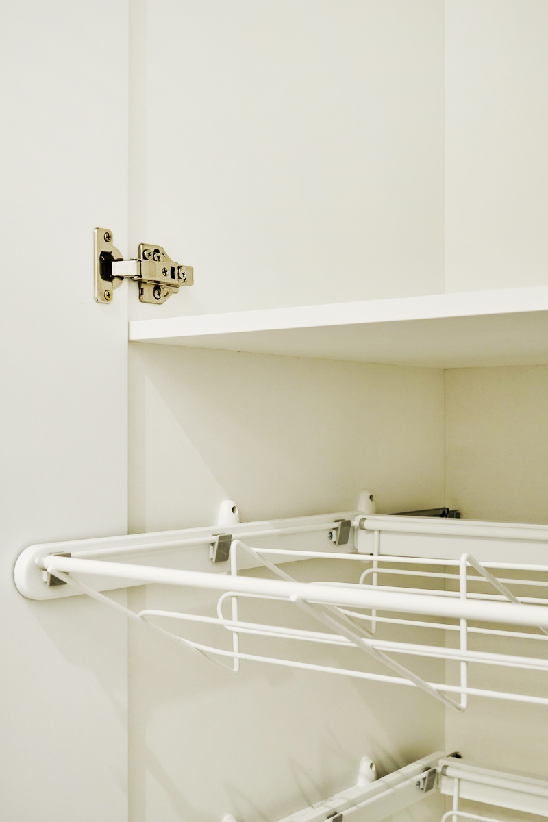 Шкаф гардеробный белый с секциями под обувь трехсекционный с выкатными ящиками - Woodkivi