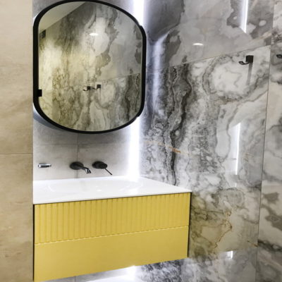 Шкафчик навесной с зеркалом для ванной - проект под ключ от Woodkivi Екатеринбург