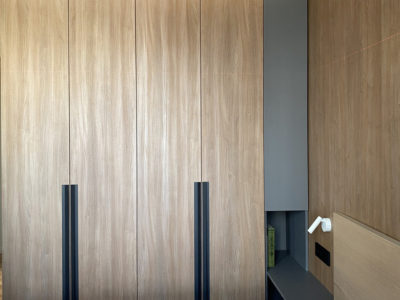 Шкаф-гардеробная для спальни из натурального дерева и стеновыми панелями в цвет - Woodkivi