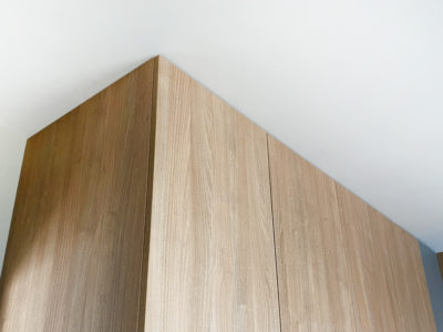 Стеновые панели из массива дерева, выполненные в едином стиле с гардеробным шкафом - Woodkivi