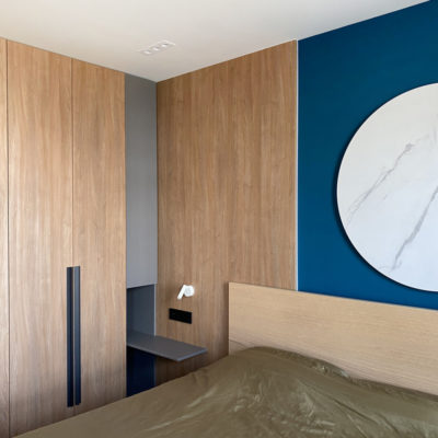 Шкаф-гардеробная для спальни из натурального дерева и декорацией в виде круга из массива дерева - Woodkivi