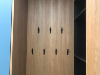 Шкаф для прихожей со стеновыми панелями и крючками под одежду - Woodkivi