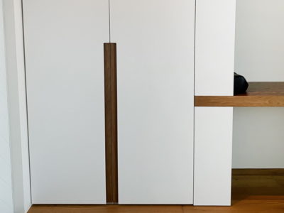 Вместительный гардеробный шкаф со стеллажем из белой эмали - Woodkivi