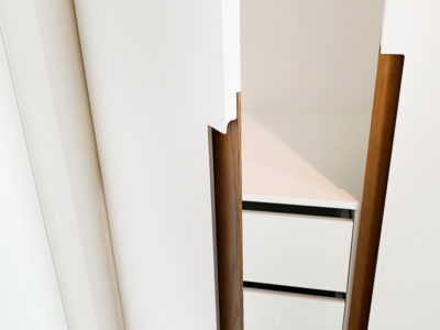 Распашной вместительный гардеробный шкаф со стеллажем из белой эмали - Woodkivi